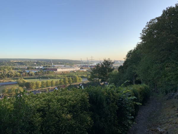 Un petit chemin, à peine visible de la rue du Lieutenant Jacques Hergault, permet de rejoindre le château Robert le Diable par la forêt. Regard arrière sur la vallée de la Seine.