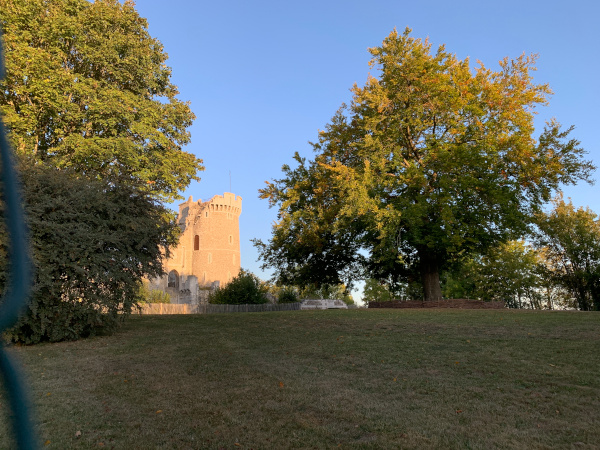 Château de Robert le Diable. Forteresse militaire chargée de protéger les accès à Rouen par la Seine. Richard Coeur de Lion y a séjourné. Dans les fossés ont été découverts une hache du néolithique et un cimetière gaulois. C'est un lieu dont l'histoire remonte loin dans le temps.