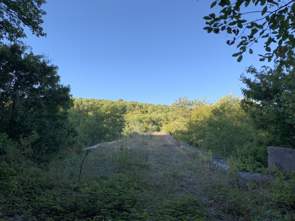 Nous montons sur le viaduc des 17 piles. Son accès est interdit : il n'a plus de garde-fou. Cette photo est prise au travers des grilles qui en clôturent l'entrée.
