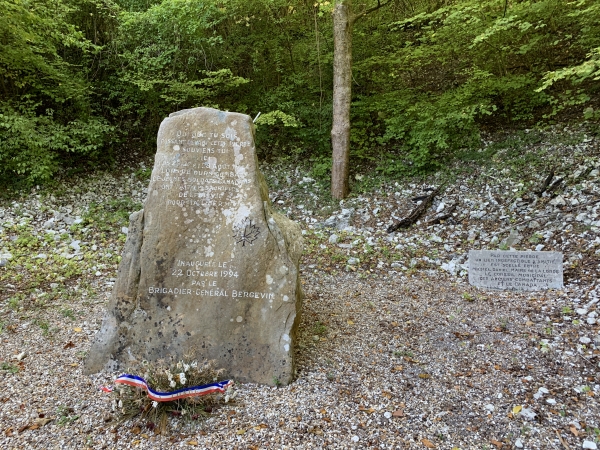 Stèle en l'honneur des soldats Canadiens, tombés dans cette forêt lors des violents combats d'août 1944.
