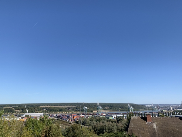 Vue sur la vallée de la Seine et le port aux conteneurs depuis les hauteurs de Moulineaux.