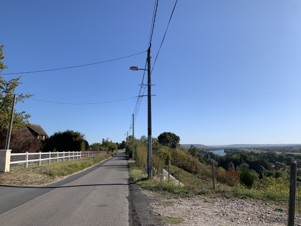 Deuxième boucle. Sur la crête, nous suivons la rue Paul Doumer sur 1 500m. La rue n'est pas large, il n'y a pas d'accotement et il y a des voitures. A éviter avec de jeunes enfants.