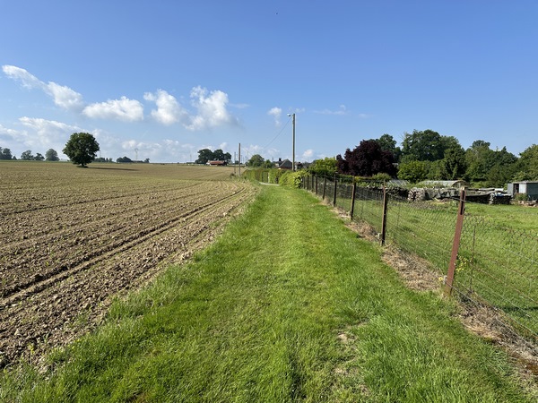 Nous sortons de la forêt au Genétay. Nous prenons la direction du hameau des Yaux.