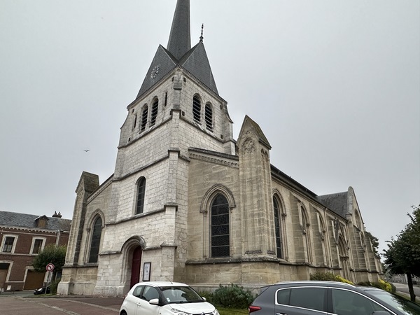 Nous partons du parking aménagé au pied de l'église Saint-Aubin.