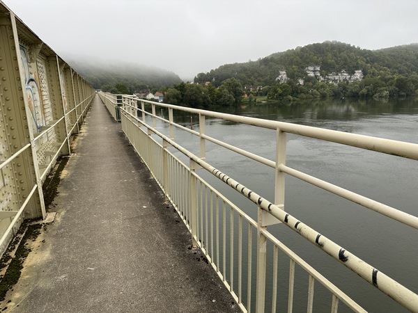 Viaduc d'Orival sur la Seine. Regardez le garde-fou, nous l'avons connu sans son rehaussement ! La main courante m'arrivait à l'articulation de la hanche ! (Voir la photo de 2019 dans l'album de la rando)