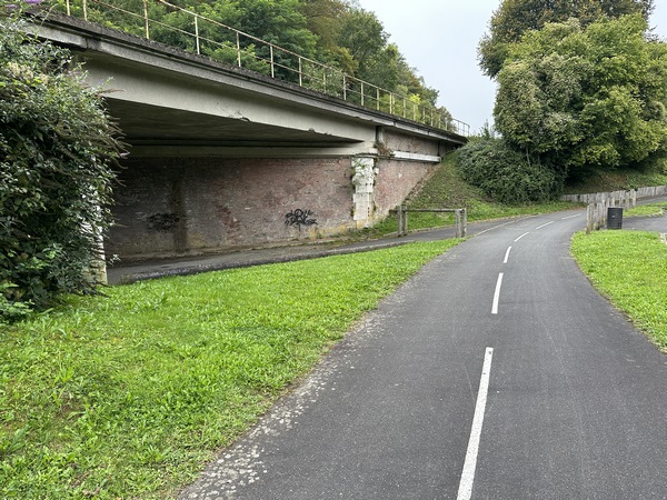 Nous suivons la piste cyclable en retrait de la D938, et allons passer ici sous le pont.