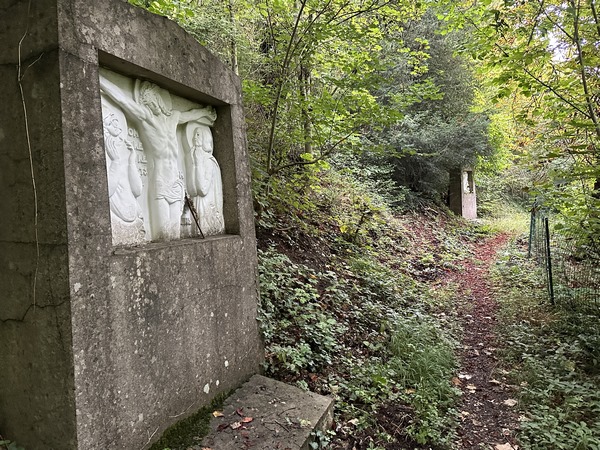 Le Chemin de Croix&nbsp; a été tracé par des bénévoles après guerre. Il permettait de rejoindre la grotte où était célébrée une messe de Noël. Les 13 bas-reliefs ont été sculptés par Raymond Delamare.
