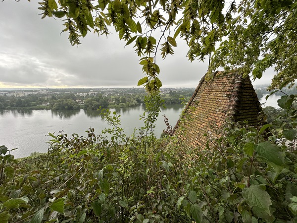 Dans la descente, nous passons le long du toit du clocher de l'église Saint-Georges.