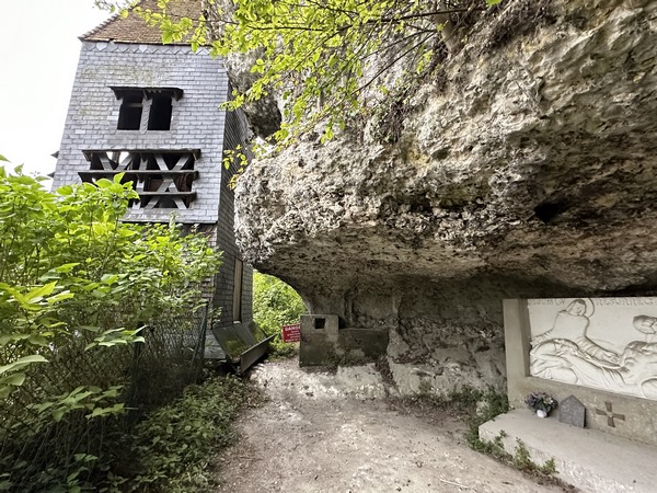 C'est plutôt rare de découvrir une église en commençant par son clocher !