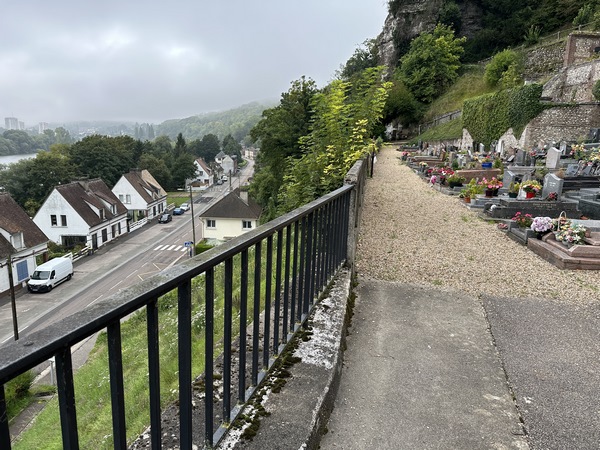 Le petit cimetière est toujours près de l'église, avec vue sur Seine.