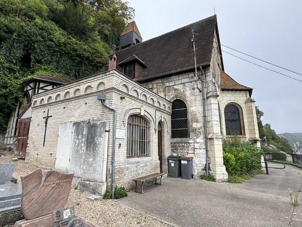 Et voici la seule église semi troglodyte de la région, l'église Saint-Georges (XIIe puis XVIe).