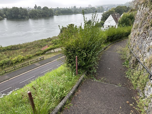 Nous descendons vers la D938. Nous ne regrettons pas d'avoir quitté le chemin en forêt pour découvrir l'église Saint-Georges.