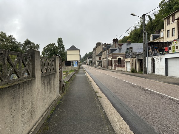 Nous commençons par marcher sur le trottoir de la D938.
