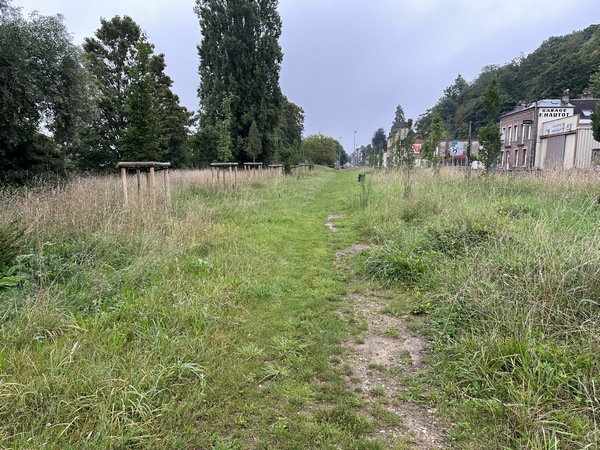 Rapidement, le trottoir devient un chemin en bord de Seine.
