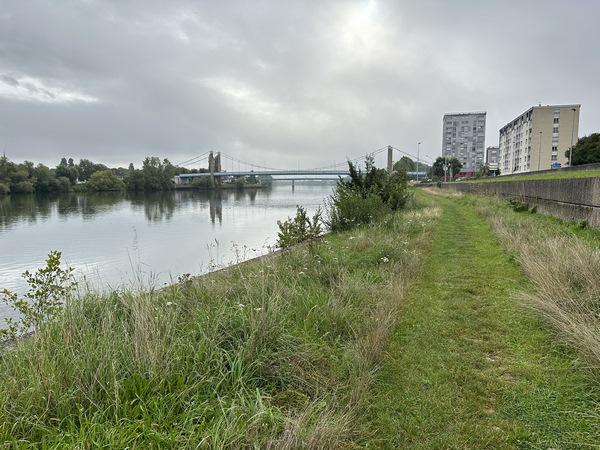 Nous voyons le pont Guynemer que nous allons emprunter pour traverser la Seine.