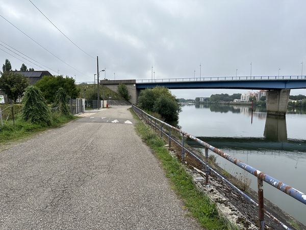 Nous marchons en bord de Seine, et allons le quitter en tournant à gauche avant le pont.