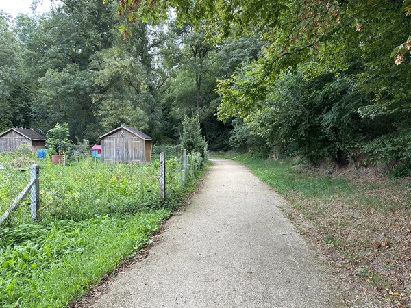 Nous retrouvons la voie verte, elle longe ici des jardins familiaux.