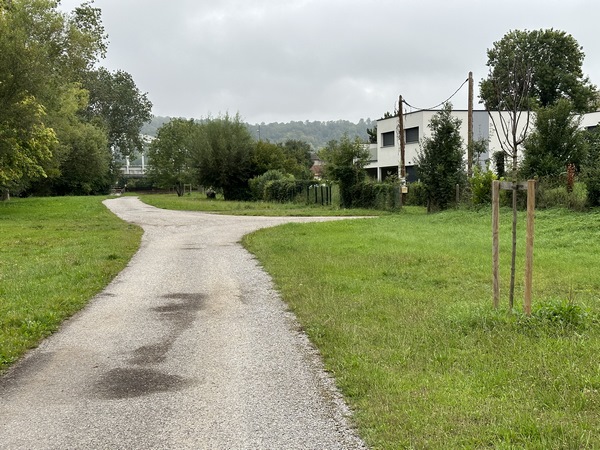 Nous fermons la boucle et allons tourner à droite pour retrouver le parking de l'église Saint-Aubin.