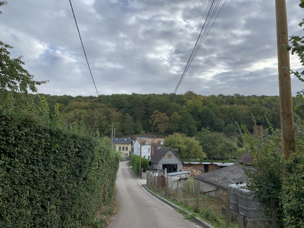 Nous arrivons à Neuf-Moulin, que nous allons rapidement traverser pour remonter sur la colline du Puits Castel.