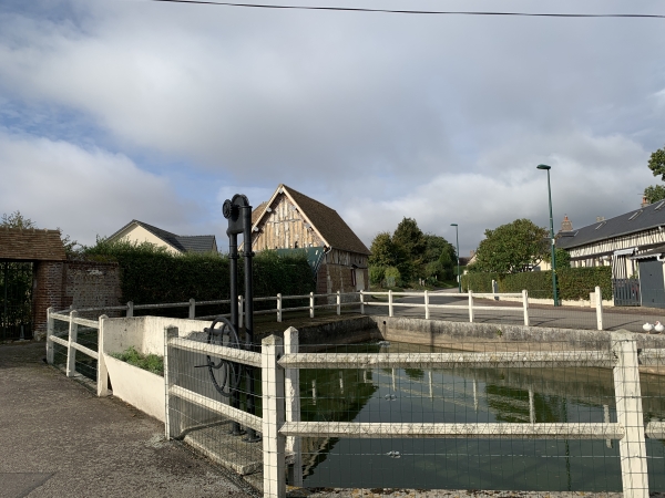 La Harengère, la mare rue de l'Eglise, et sa pompe à manivelle.