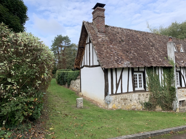Nous allons tourner à gauche ici, en direction de l'église Saint-Germain.