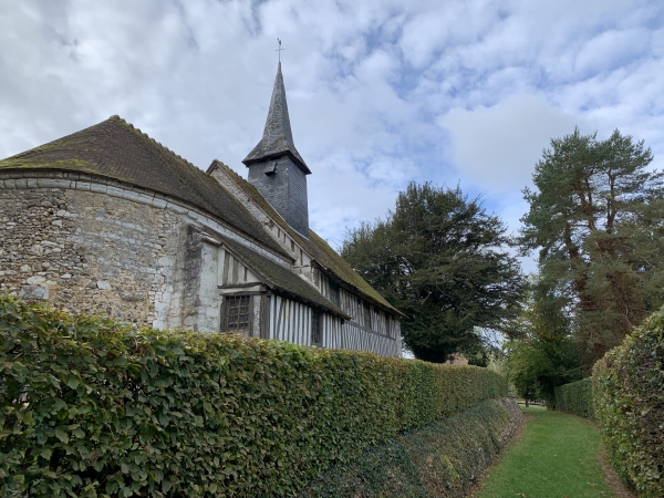 Eglise Saint-Germain de St-Germain-de-Pasquier. L'église est d'origine romane du XIIe siècle. Le mur ouest de la nef est construit en pans de bois. La charpente est en forme de coque de bateau retournée.