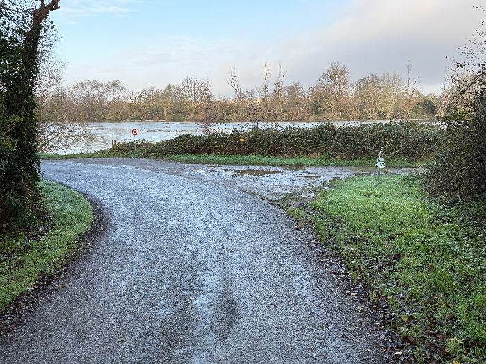 Dans le hameau de l'Ormais, nous quittons le GR2 pour suivre, à droite, le chemin qui s'avance entre la Seine et le lac de Venables.