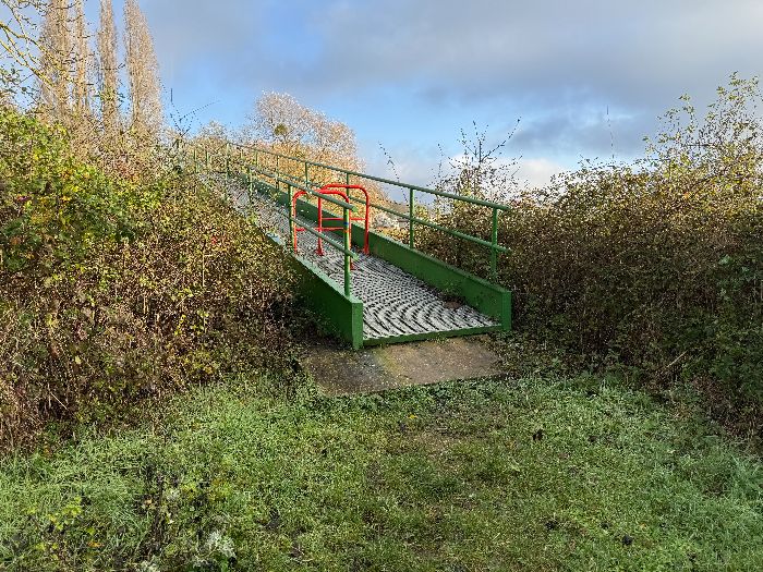 Nous arrivons à la passerelle qui traverse l'ouverture du lac sur la Seine. L'ancienne passerelle est restée longtemps interdite d'accès en raison de son état. Depuis 2019, la nouvelle passerelle permet de suivre, à nouveau, ce circuit autour du lac.
