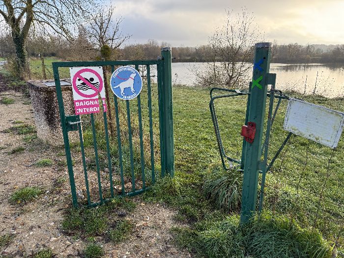 Arrivés à la Rive-sous-Venables, nous utilisons l'accès piétons pour longer le bord du lac.