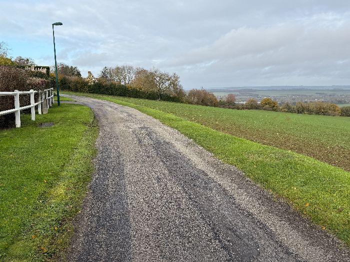 Nous retraversons la D135 pour entrer dans le bourg de Venables par la rue Warin.