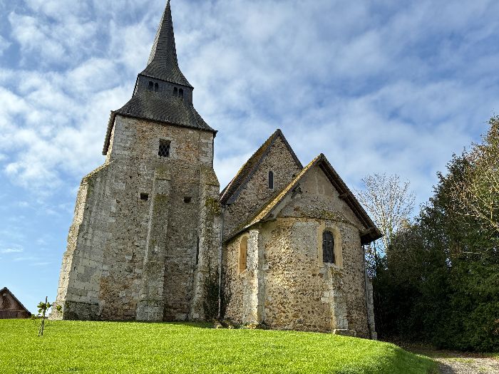 Nous voilà de retour au centre de Venables, au pied de l'église Notre-Dame, dont les parties les plus anciennes remontent au XIIe siècle. La tour carrée date du XVIe siècle. Nous allons passer à droite de l'église pour rejoindre la motte.