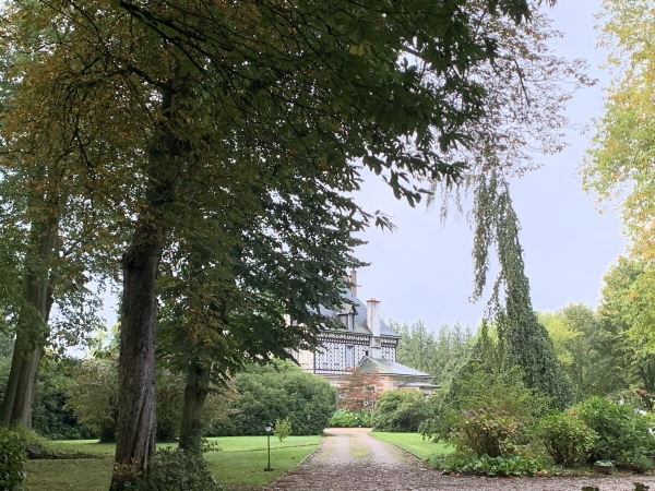 Rue de la Hêtraie, on distingue un bout du manoir de style normand, construit au XIXe siècle.