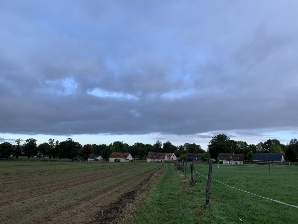 Nous longeons maintenant le centre équeste de Caillebourg.