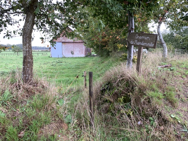 Au lieu-dit Le Château, il ne faut pas rater le chemin qui se faufile entre le talus et la grange. Nous n'avons pas vu le château qui donne son nom au lieu-dit. Il n'existe sans doute plus.