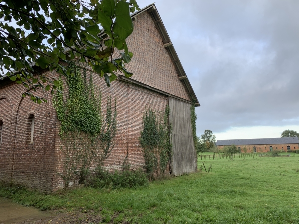 Les Granges du Château. Vestiges d'un clos-masure, la grange en arrière plan est une magnifique salle disponible à la location.