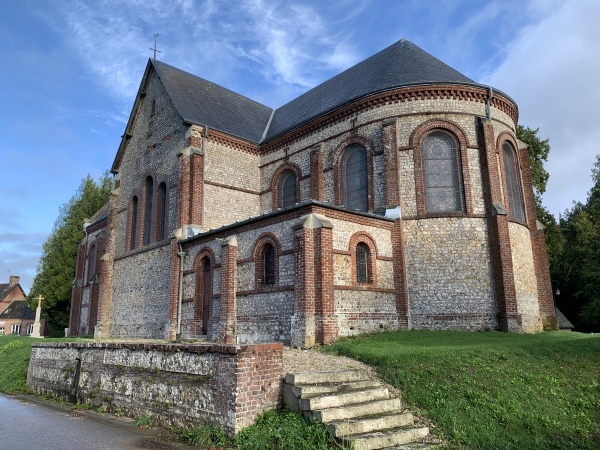Nous voilà de retour au centre du village. L'église Saint-Martin a été reconstruite au début du XXe siècle.
