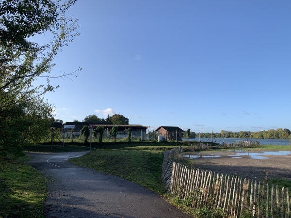 Comme ce circuit est en aller-retour, nous attendons d'avoir le soleil dans le dos pour prendre des photos. Nous arrivons ici au niveau du club nautique de Belbeuf.