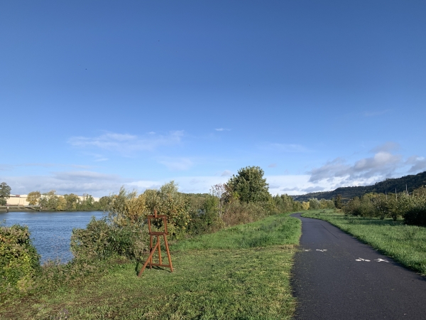 Amfreville-la-Mi-Voie. Nous sommes sur la Voie Verte entre Belbeuf et Rouen, inaugurée en septembre 2016. Cette Voie Verte s'intègre au projet Véloroute du Val de Seine.