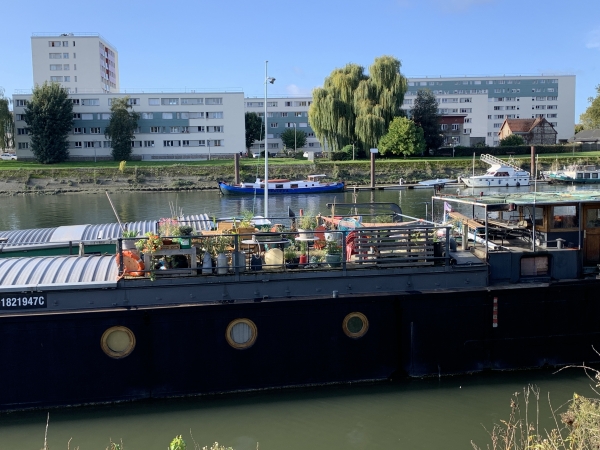 Péniche d'habitation le long du quai du Pré aux Loups.