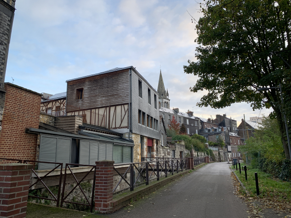Nous arrivons rue des Petites Eaux de Robec. Nous ferons un aller retour le long de cette agréable petite rue.