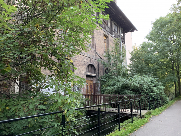Les traces du passé industriel du Robec sont encore bien présentes.