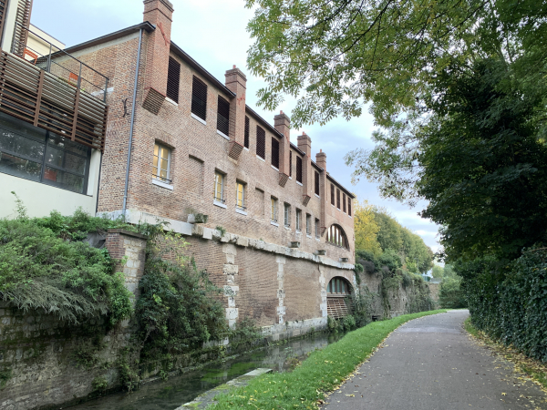 Rue des Petites Eaux de Robec, l'ancienne teinturerie Auvray est désormais une auberge de jeunesse.