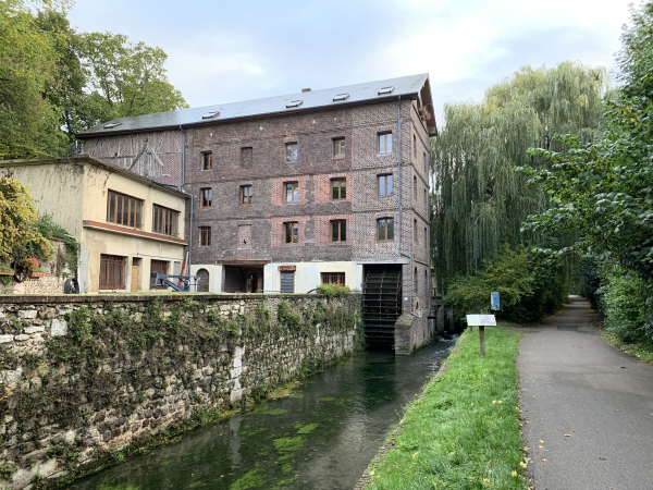 Moulin des Dames de Saint-Amand. L'abbaye de Saint-Amand, par privilège de la noblesse et du clergé sous l'ancien régime, possédait son moulin à farine. Le bâtiment actuel a été construit au XIXe siècle pour continuer la production de farine, puis est devenu un atelier textile, qu'il est resté jusqu'en 1980 !