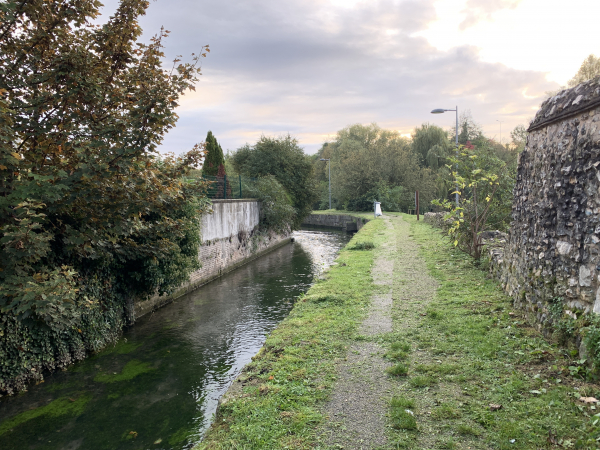 Nous sommes maintenant au niveau de l'ancienne Chartreuse de la Rose, élevée au XIVe siècle. Les bâtiments ont peu à peu disparu après la fusion de cette chartreuse avec celle de Saint-Julien au Petit-Quevilly.