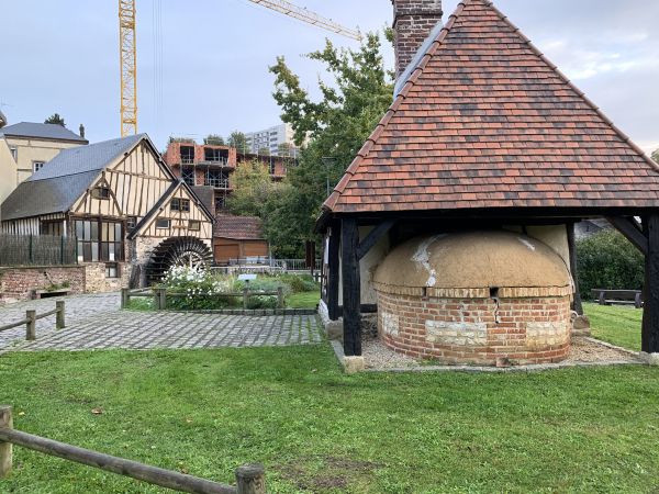 Le four banal de la Pannevert est un ancien four à pain de la vallée de L'Andelle démonté puis remonté ici par le Centre d'Histoire Sociale en 1989. On y cuit toujours le pain les 1er et 3ème vendredis de chaque mois.