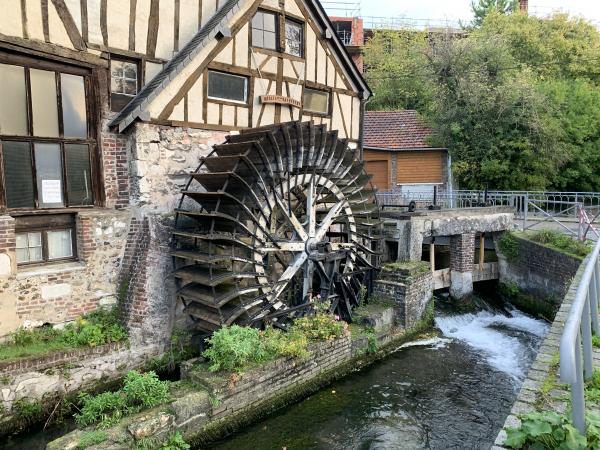 Le moulin de la Pannevert a longtemps servi à produire de la farine avec l'aide du Robec. Sa roue a été restaurée en 2016 par l'association de sauvegarde du moulin.