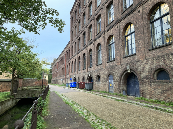 Usine Fromage, ancienne filature d'élastiques, maintenant école d'architecture.