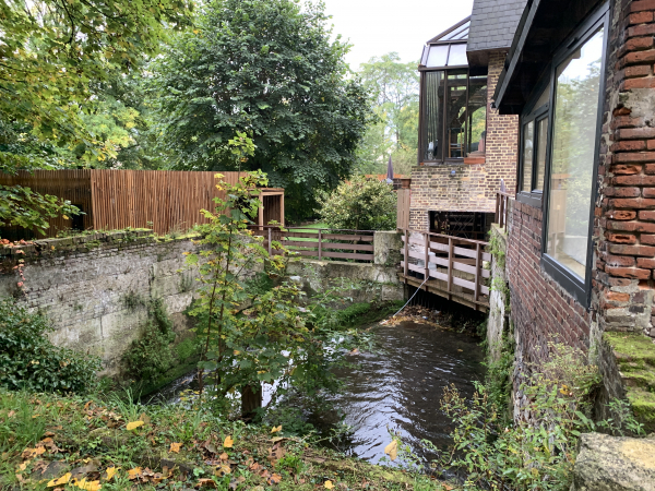 La rivière ici est l'Aubette et cette maison est aussi construite à partir d'un ancien moulin.