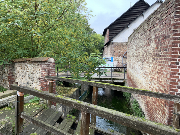 Nous passons devant le moulin Saint-Gilles, musée industriel, situé entre les deux rivières, l'Aubette et le Robec.