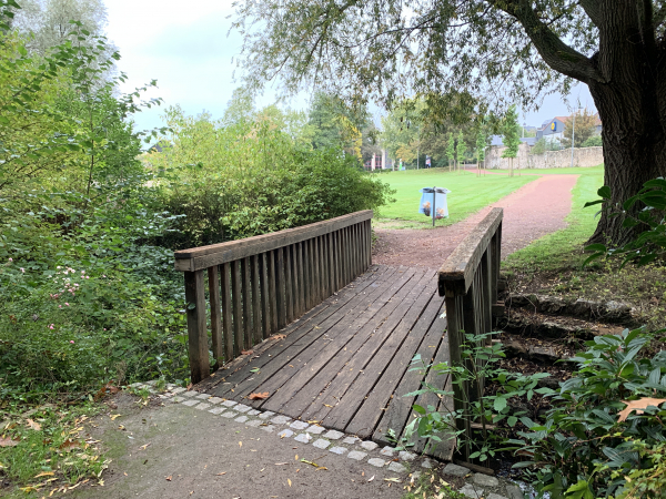 Nous franchissons l'Aubette dans le parc de la Chartreuse de la Rose.